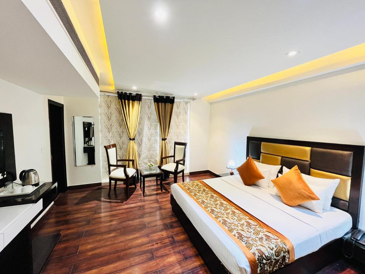 Hotel Aura Ip Grand Karkardooma Metro Station New Delhi Couple Friendly Luaran gambar