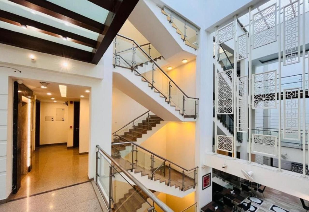 Hotel Aura Ip Grand Karkardooma Metro Station New Delhi Couple Friendly Luaran gambar