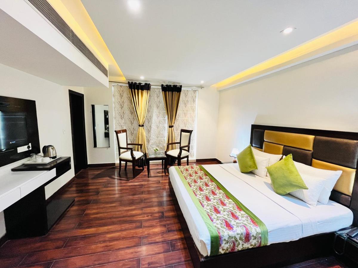 Hotel Aura Ip Grand Karkardooma Metro Station New Delhi Couple Friendly Luaran gambar