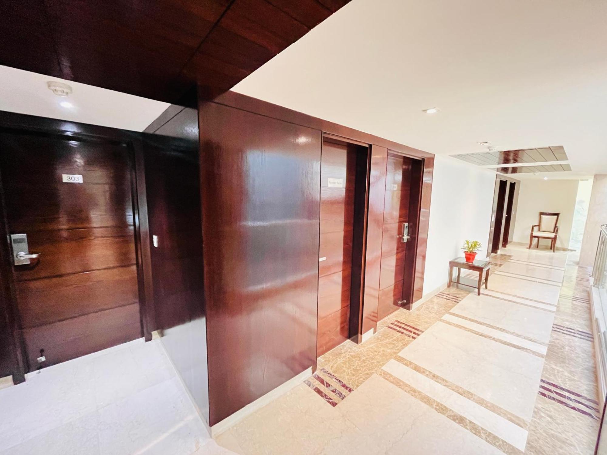 Hotel Aura Ip Grand Karkardooma Metro Station New Delhi Couple Friendly Luaran gambar