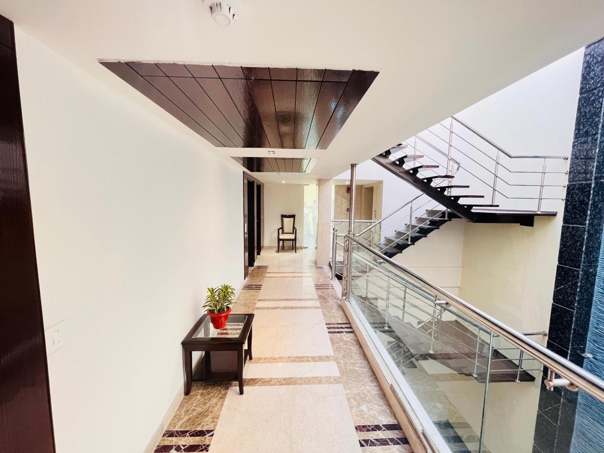 Hotel Aura Ip Grand Karkardooma Metro Station New Delhi Couple Friendly Luaran gambar