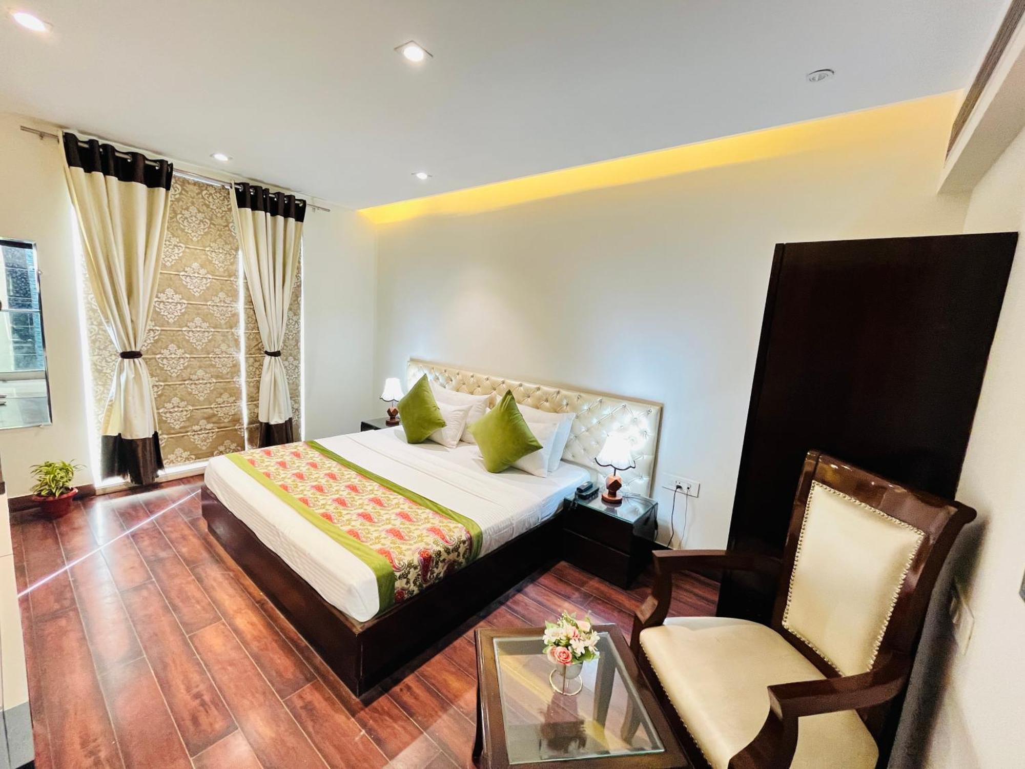 Hotel Aura Ip Grand Karkardooma Metro Station New Delhi Couple Friendly Luaran gambar